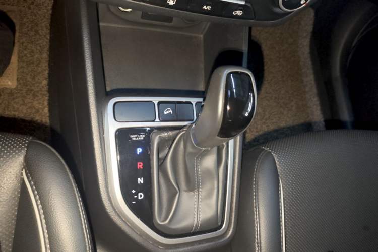 Used Hyundai ix25 2015 1.6L Automatic Two-Wheel Drive Smart GLS Trim Gear Lever