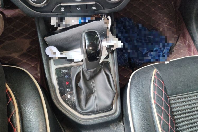 Used Hyundai ix25 2015 1.6L Automatic Two-Wheel Drive Smart GLS Trim Gear Lever