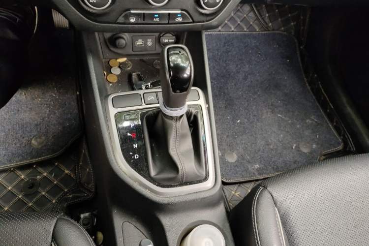 Used Hyundai ix25 2015 1.6L Automatic Two-Wheel Drive Smart GLS Trim Gear Lever