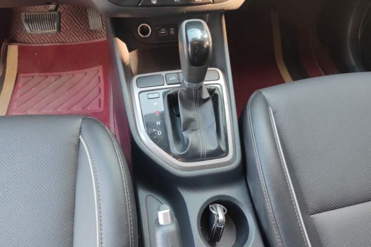 Used Hyundai ix25 2015 1.6L Automatic Two-Wheel Drive Smart GLS Trim Gear Lever