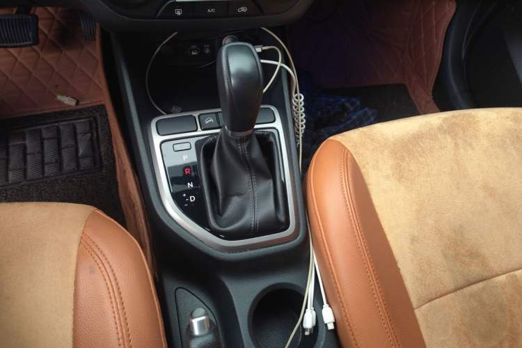 Used Hyundai ix25 2015 1.6L Automatic Two-Wheel Drive Fashionable GS Model Gear Lever
