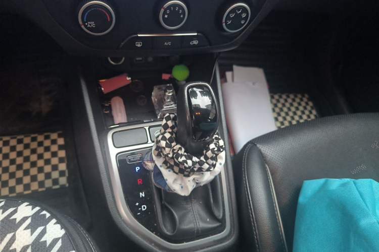 Used Hyundai ix25 2015 1.6L Automatic Two-Wheel Drive Smart GLS Trim Gear Lever