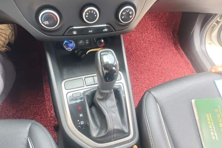 Used Hyundai ix25 2015 1.6L Automatic Two-Wheel Drive Smart GLS Trim Gear Lever