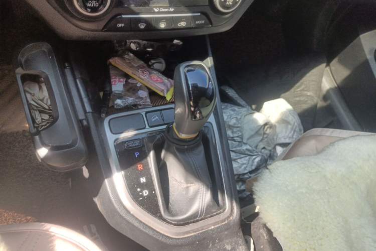 Used Hyundai ix25 2015 1.6L Automatic Two-Wheel-Drive Deluxe DLX Model Gear Lever