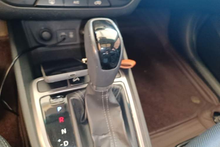 Used Hyundai ix25 2015 1.6L Automatic Two-Wheel Drive Smart GLS Trim Gear Lever
