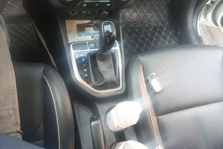 Used Hyundai ix25 2015 1.6L Automatic Two-Wheel Drive Smart GLS Trim Gear Lever