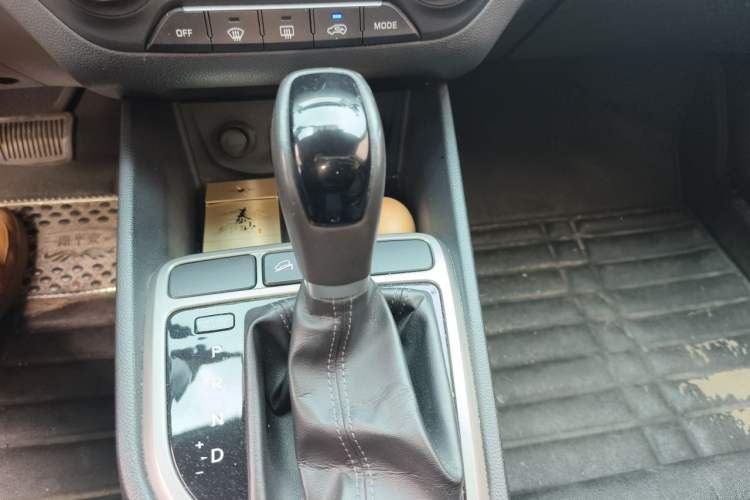 Used Hyundai ix25 2015 1.6L Automatic Two-Wheel-Drive Deluxe DLX Model Gear Lever
