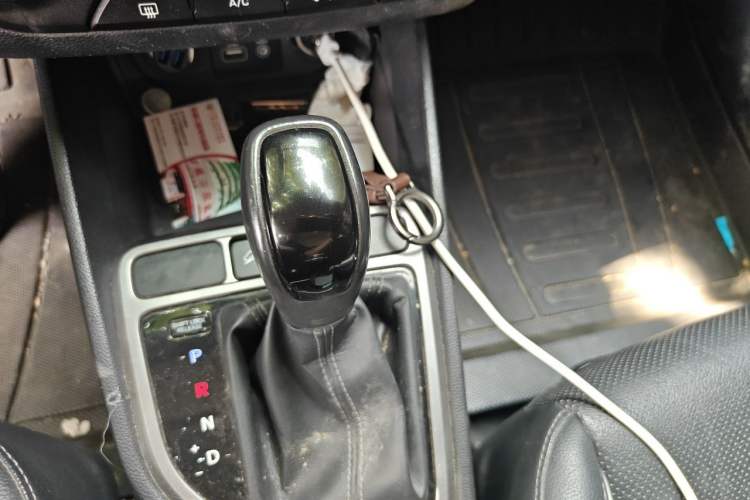 Used Hyundai ix25 2015 1.6L Automatic Two-Wheel Drive Smart GLS Trim Gear Lever