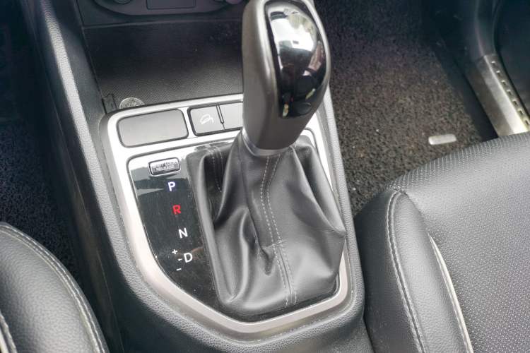Used Hyundai ix25 2015 1.6L Automatic Two-Wheel Drive Smart GLS Trim Gear Lever