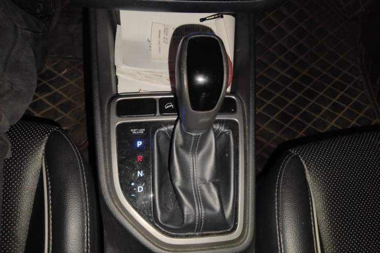 Used Hyundai ix25 2015 1.6L Automatic Two-Wheel Drive Smart GLS Trim Gear Lever