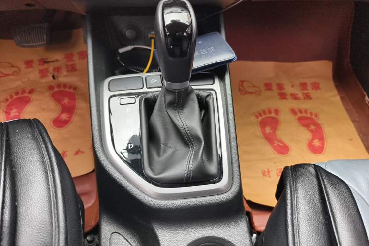 Used Hyundai ix25 2015 1.6L Automatic Two-Wheel Drive Smart GLS Trim Gear Lever