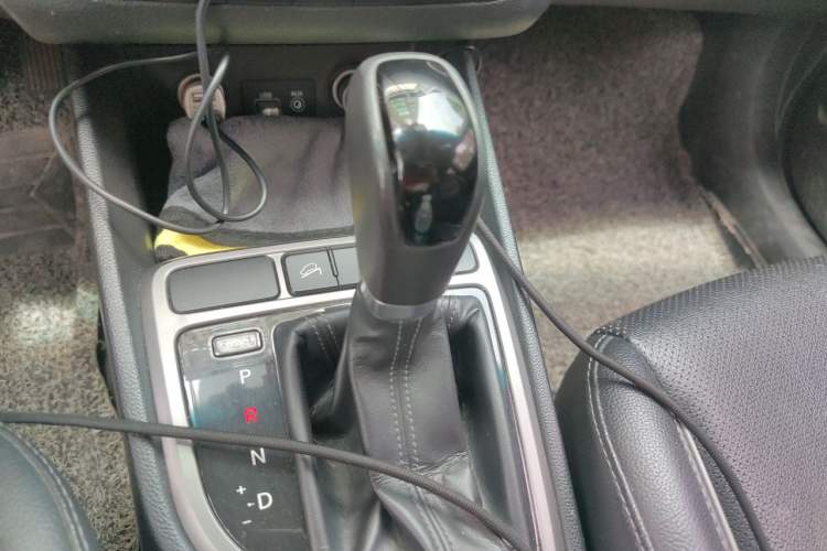 Used Hyundai ix25 2015 1.6L Automatic Two-Wheel Drive Smart GLS Trim Gear Lever