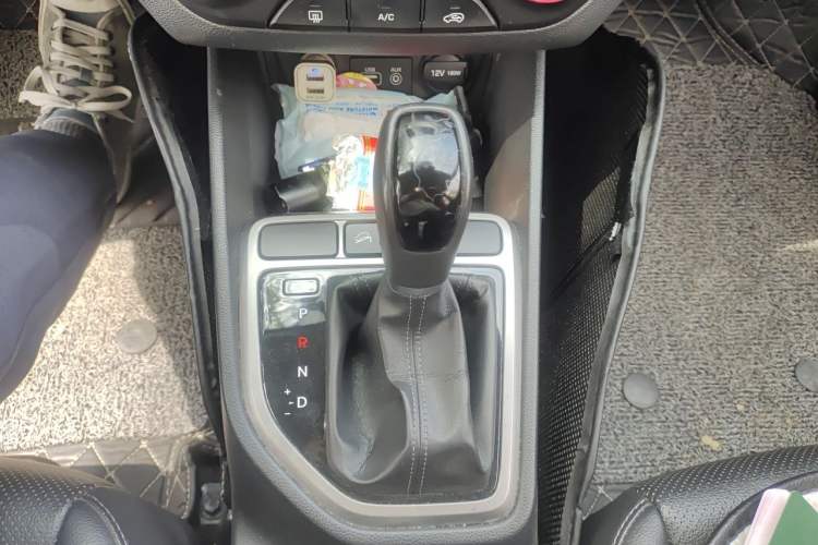 Used Hyundai ix25 2015 1.6L Automatic Two-Wheel Drive Smart GLS Trim Gear Lever