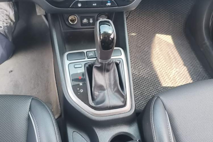 Used Hyundai ix25 2015 1.6L Automatic Two-Wheel Drive Smart GLS Trim Gear Lever