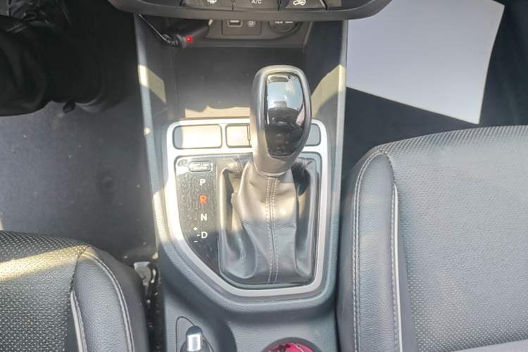 Used Hyundai ix25 2015 1.6L Automatic Two-Wheel Drive Smart GLS Trim Gear Lever