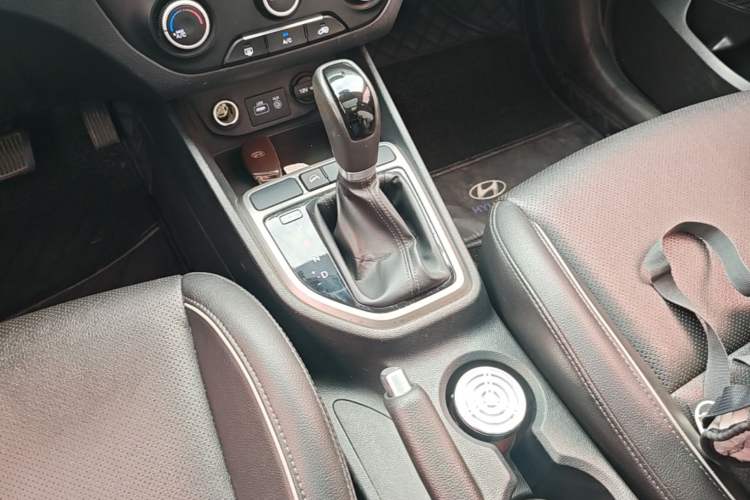 Used Hyundai ix25 2015 1.6L Automatic Two-Wheel Drive Smart GLS Trim Gear Lever