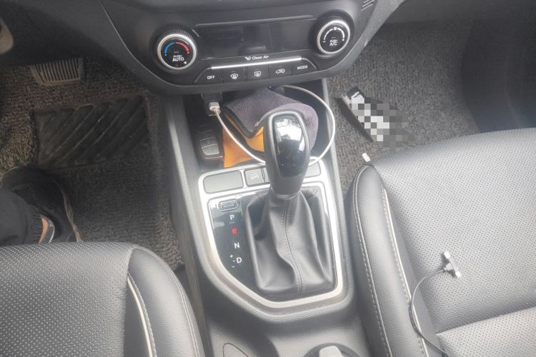 Used Hyundai ix25 2015 1.6L Automatic Two-Wheel-Drive Deluxe DLX Model Gear Lever