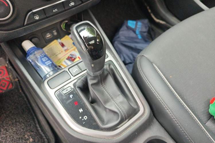 Used Hyundai ix25 2015 1.6L Automatic Two-Wheel Drive Smart GLS Trim Gear Lever
