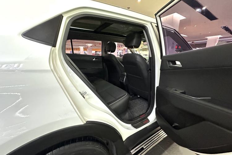 Used Hyundai ix25 2015 1.6L Automatic Two-Wheel-Drive Deluxe DLX Model Interior 12