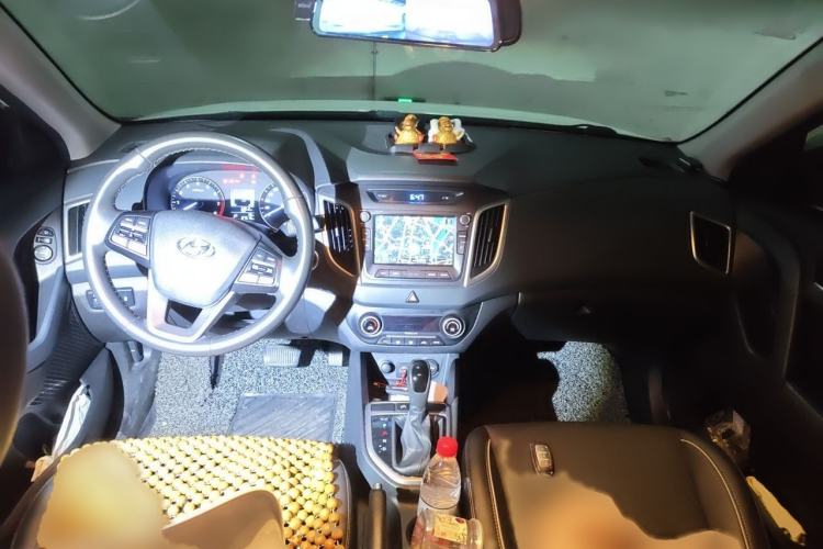 Used Hyundai ix25 2015 1.6L Automatic Two-Wheel-Drive Deluxe DLX Model Interior 2