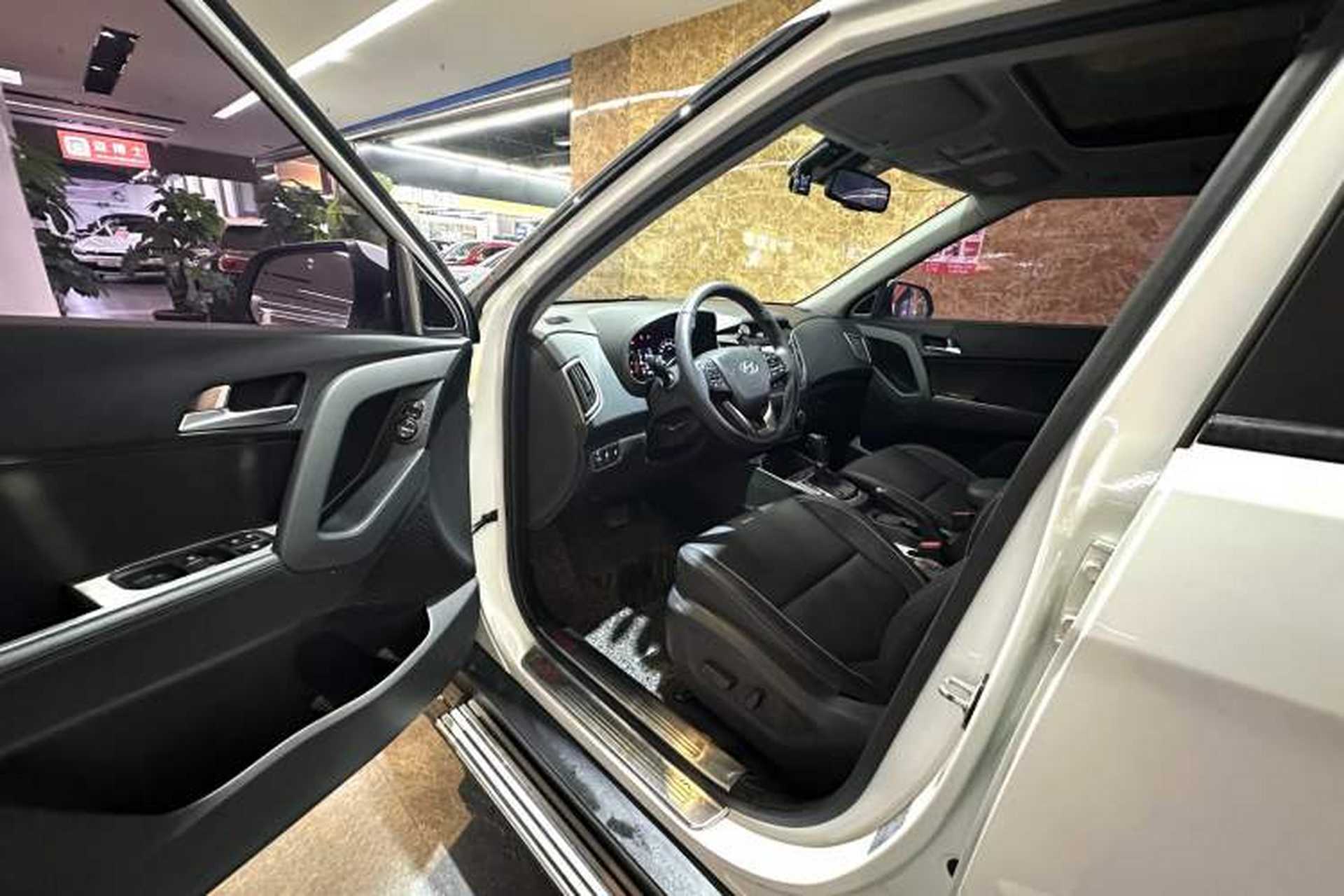 Used Hyundai ix25 2015 1.6L Automatic Two-Wheel-Drive Deluxe DLX Model Interior 2