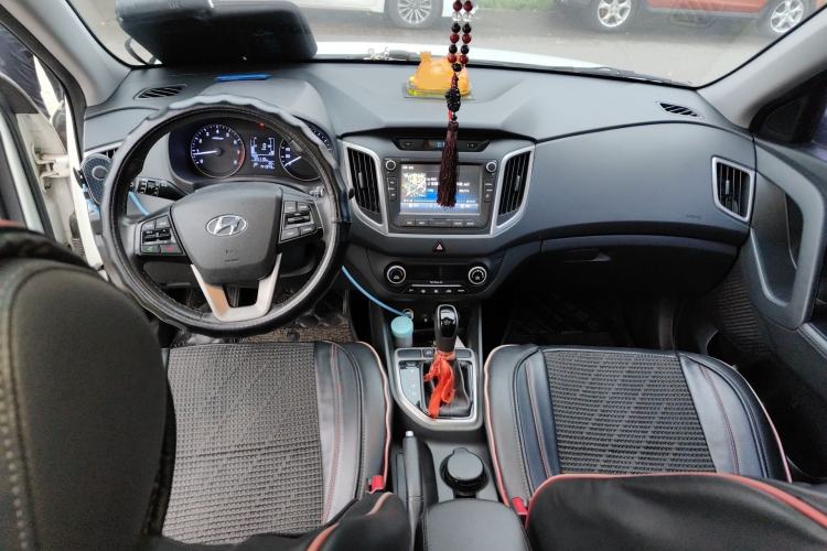 Used Hyundai ix25 2015 1.6L Automatic Two-Wheel-Drive Deluxe DLX Model Interior 2