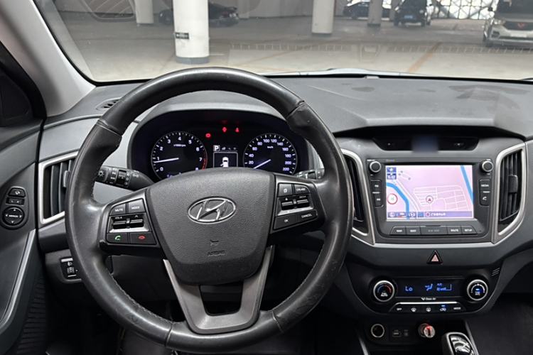 Used Hyundai ix25 2015 2.0L Automatic 4x4 Deluxe DLX Interior 2