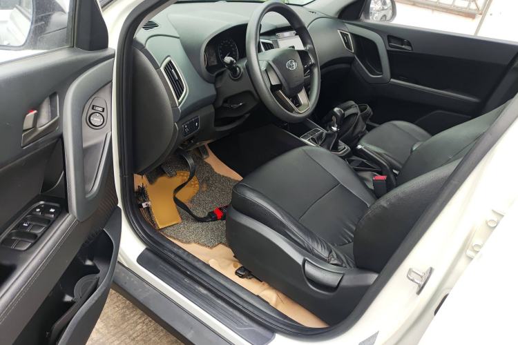 Used Hyundai ix25 2015 1.6L Manual Two-Wheel Drive Fashionable GS Model Interior 3