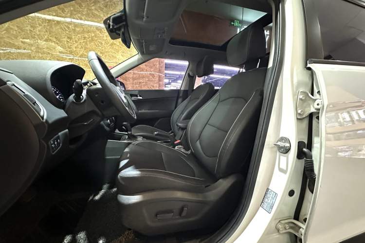 Used Hyundai ix25 2015 1.6L Automatic Two-Wheel-Drive Deluxe DLX Model Interior 3