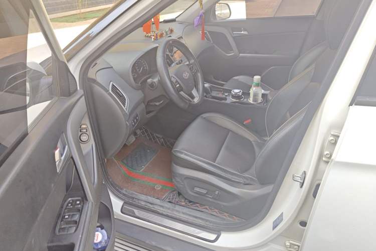 Used Hyundai ix25 2015 1.6L Automatic Two-Wheel-Drive Deluxe DLX Model Interior 3
