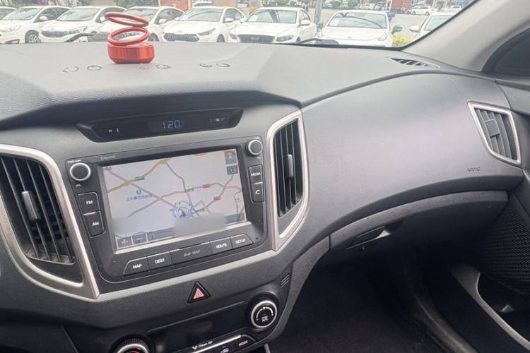 Used Hyundai ix25 2015 1.6L Automatic Two-Wheel-Drive Deluxe DLX Model Interior 3
