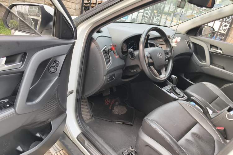 Used Hyundai ix25 2015 1.6L Automatic Two-Wheel-Drive Deluxe DLX Model Interior 3