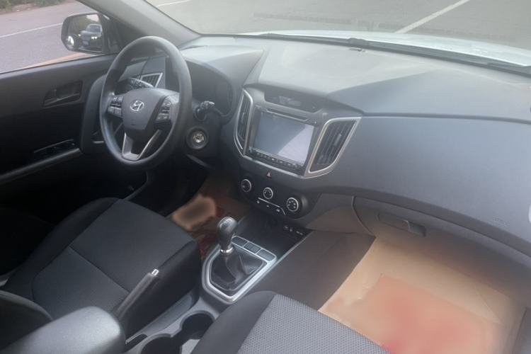 Used Hyundai ix25 2015 1.6L Manual Two-Wheel Drive Fashionable GS Model Interior 3