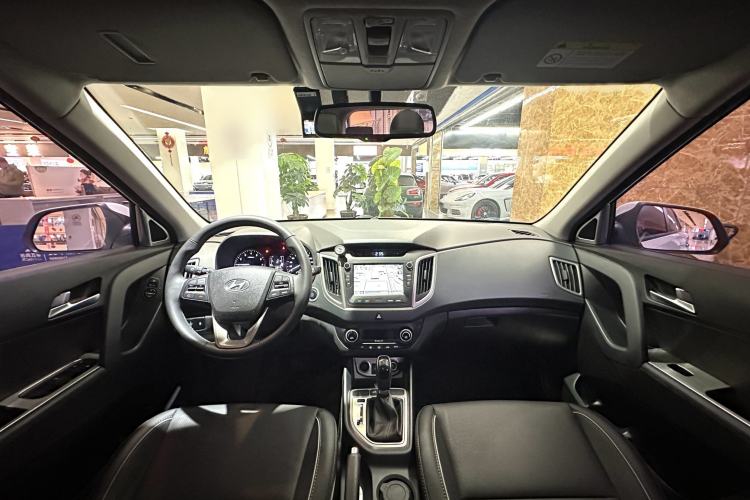 Used Hyundai ix25 2015 1.6L Automatic Two-Wheel-Drive Deluxe DLX Model Interior 4