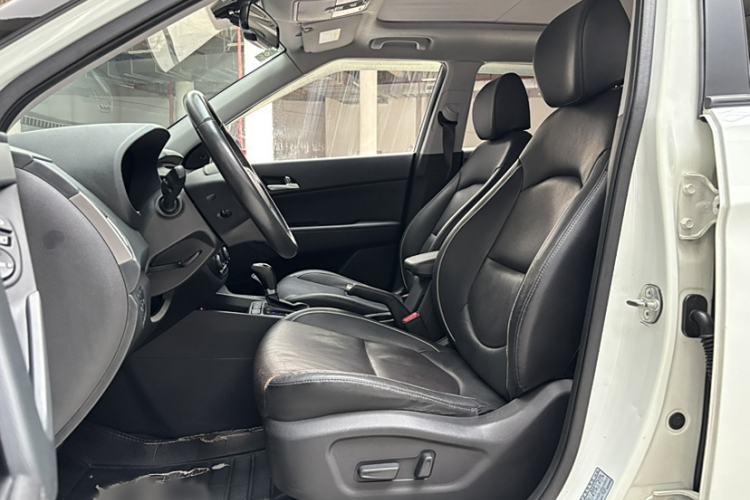 Used Hyundai ix25 2015 2.0L Automatic 4x4 Deluxe DLX Interior 4