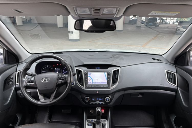Used Hyundai ix25 2015 2.0L Automatic 4x4 Deluxe DLX Interior 5