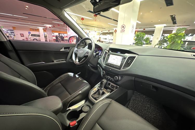 Used Hyundai ix25 2015 1.6L Automatic Two-Wheel-Drive Deluxe DLX Model Interior 8