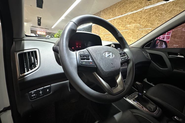 Used Hyundai ix25 2015 1.6L Automatic Two-Wheel-Drive Deluxe DLX Model Interior 9