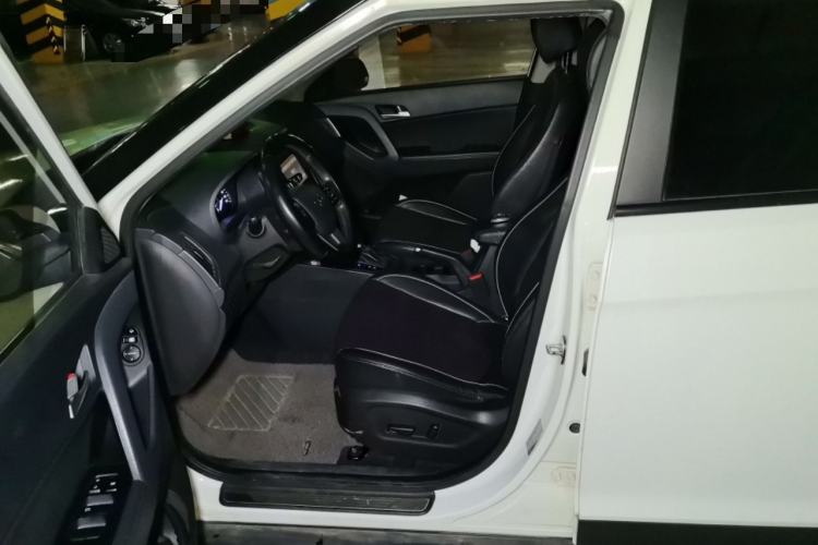 Used Hyundai ix25 2015 1.6L Automatic Two-Wheel-Drive Deluxe DLX Model Left Front Seat