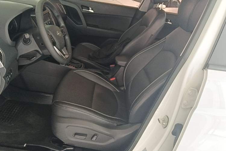 Used Hyundai ix25 2015 1.6L Automatic Two-Wheel-Drive Deluxe DLX Model Left Front Seat