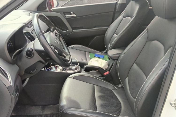 Used Hyundai ix25 2015 1.6L Automatic Two-Wheel-Drive Deluxe DLX Model Left Front Seat