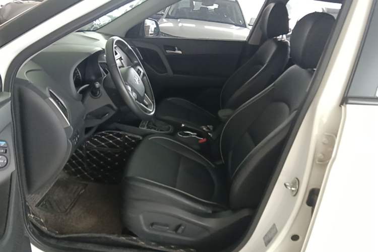 Used Hyundai ix25 2015 1.6L Automatic Two-Wheel-Drive Deluxe DLX Model Left Front Seat