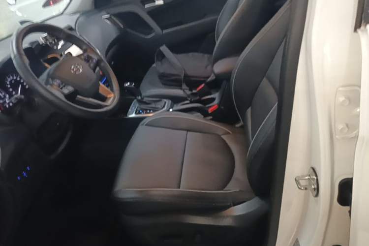 Used Hyundai ix25 2015 1.6L Automatic Two-Wheel-Drive Deluxe DLX Model Left Front Seat