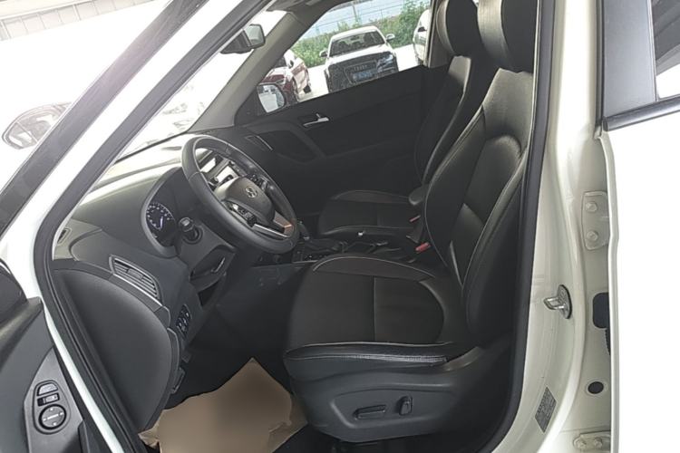 Used Hyundai ix25 2015 1.6L Automatic Two-Wheel-Drive Deluxe DLX Model Left Front Seat