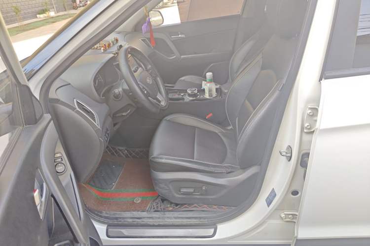 Used Hyundai ix25 2015 1.6L Automatic Two-Wheel-Drive Deluxe DLX Model Left Front Seat