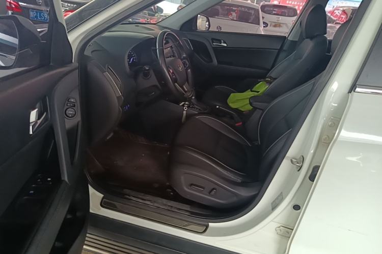 Used Hyundai ix25 2015 1.6L Automatic Two-Wheel-Drive Deluxe DLX Model Left Front Seat
