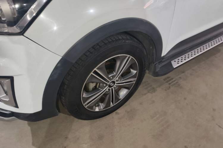Used Hyundai ix25 2015 1.6L Automatic Two-Wheel-Drive Deluxe DLX Model Left Front Wheel Hub