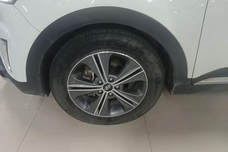 Used Hyundai ix25 2015 1.6L Automatic Two-Wheel-Drive Deluxe DLX Model Left Front Wheel Hub