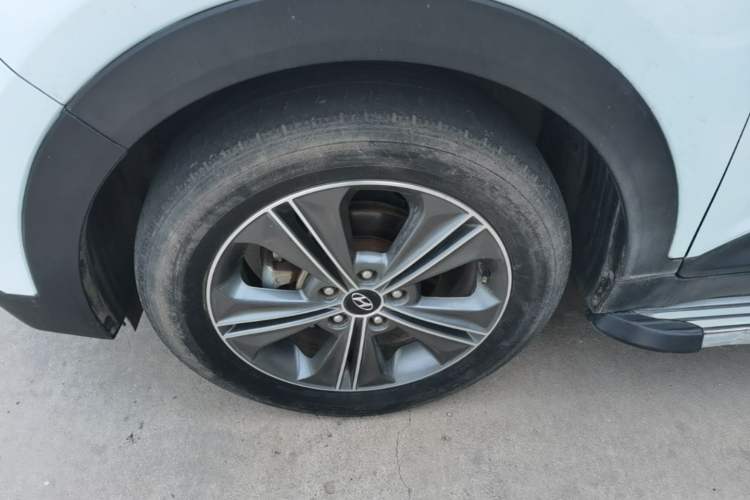 Used Hyundai ix25 2015 1.6L Automatic Two-Wheel Drive Smart GLS Trim Left Front Wheel Hub
