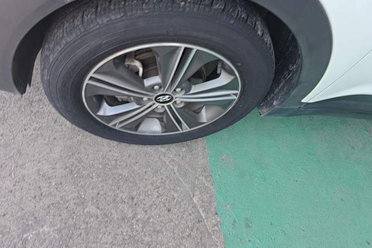 Used Hyundai ix25 2015 1.6L Automatic Two-Wheel Drive Smart GLS Trim Left Front Wheel Hub